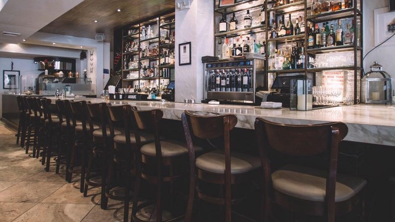 The bar with stools at Masseria dei Vini restaurant