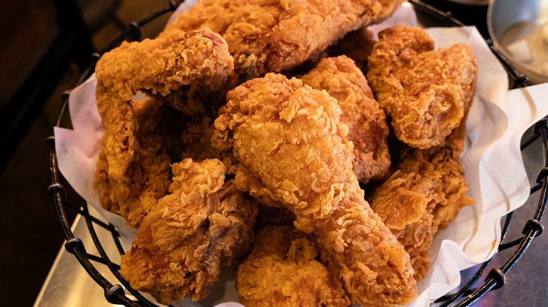 basket of fried chicken drumsticks