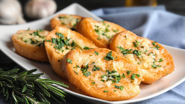 A plate of garlic bread