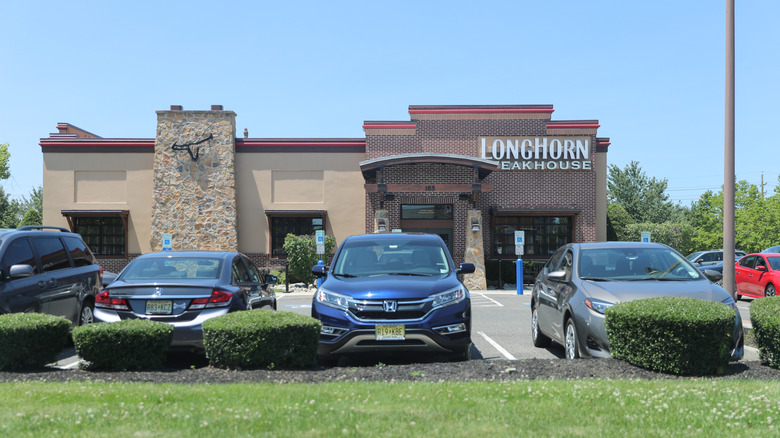 full parking lot at LongHorn Steakhouse with image of restaraunt