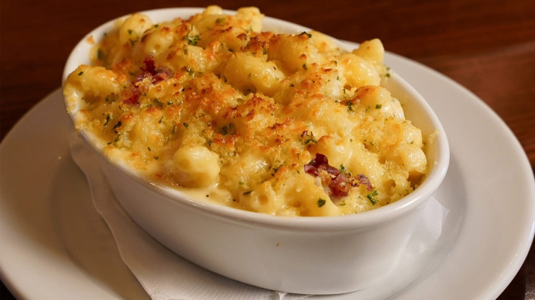 Longhorn Steakhouse mac and cheese in white bowl