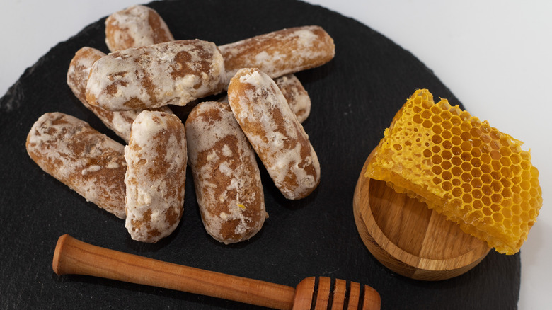 pieces of gingerbread next to honeycomb