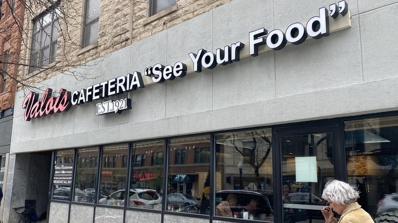Exterior Valois Cafeteria in Chicago