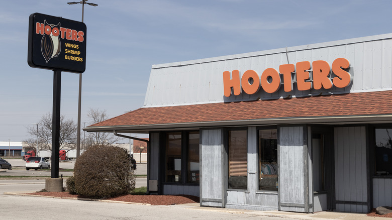 Hooters restaurant exterior