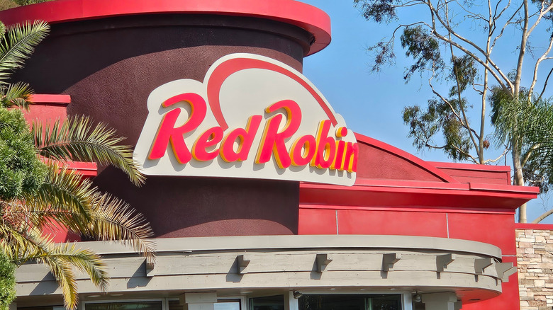 Red Robin restaurant sign