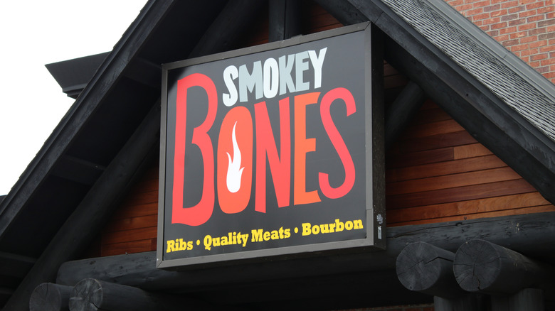 Smokey Bones restaurant sign