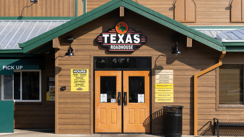 Exterior of front of Texas Roadhouse location
