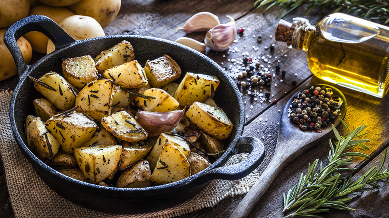 Roasted potatoes with herbs