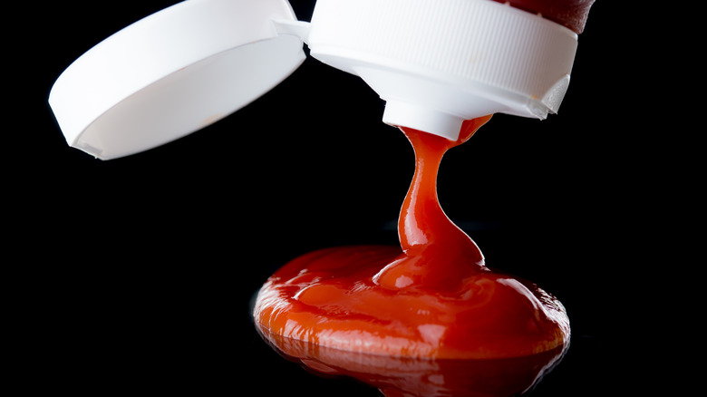 Tomato sauce bottle spout and sauce