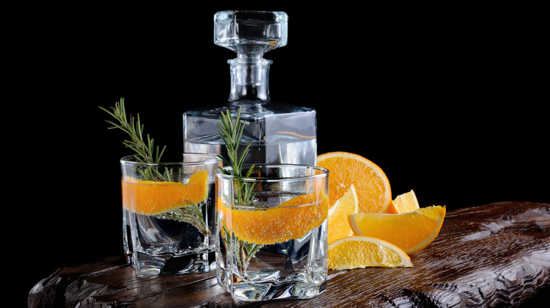 gin with rosemary and oranges