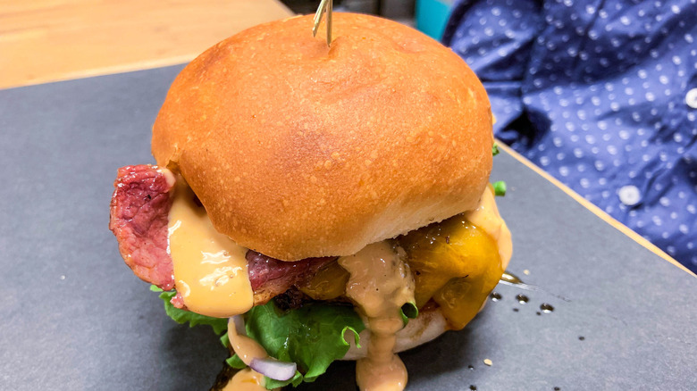 Boerewors burger with toppings