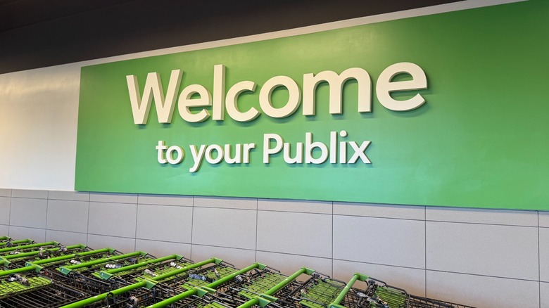 Welcome to Publix sign with shopping carts