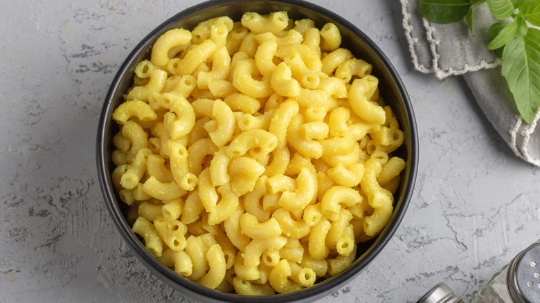 Macaroni and cheese in a black bowl