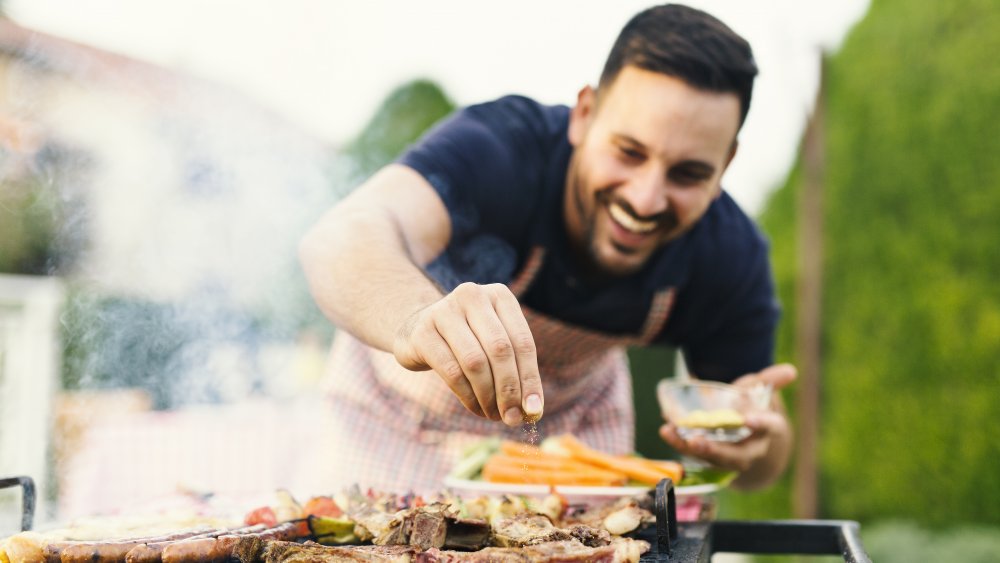Seasoning meat for burgers