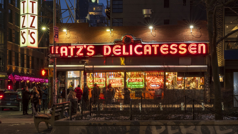 Nighttime photograph of the exterior of Katz's Delicatessen in Manhattan