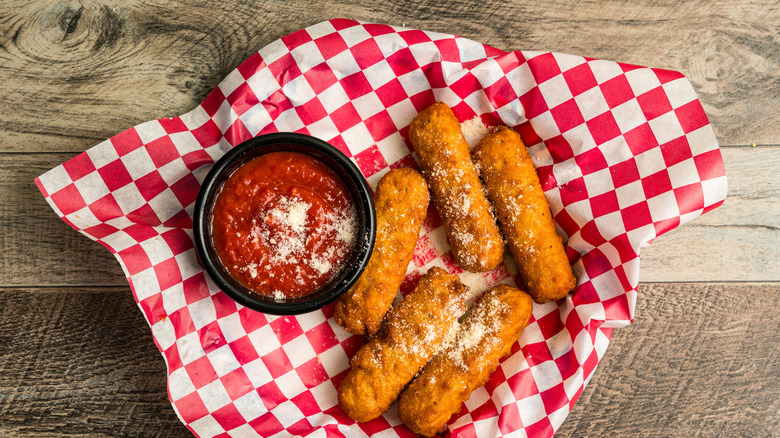 mozzarella sticks with marinara sauce