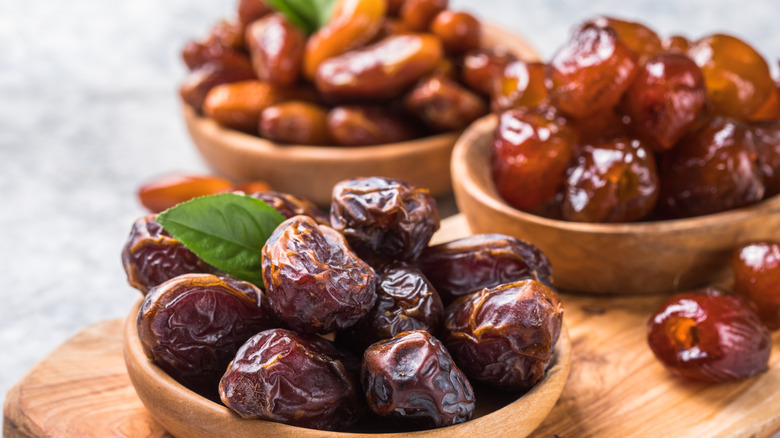 Different types of dates in wooden bowls