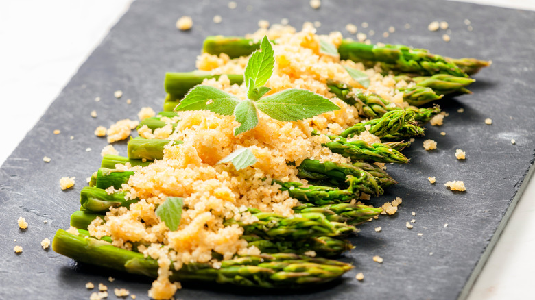 asparagus with breadcrumbs