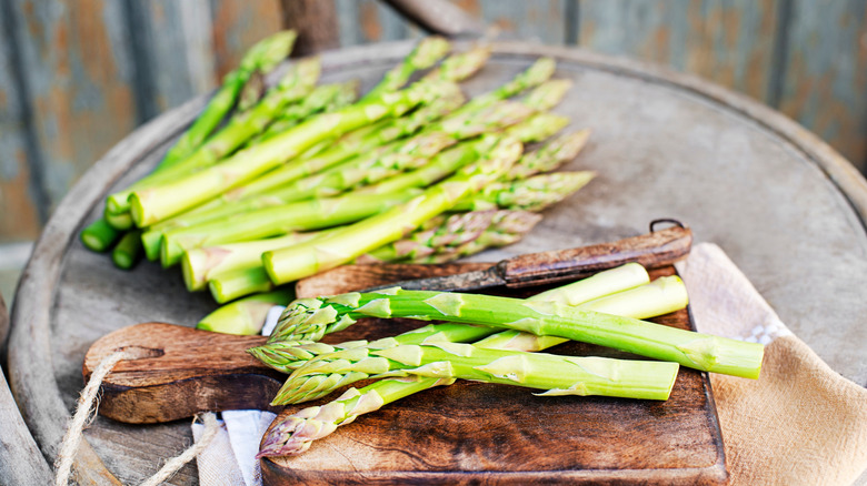 asparagus on cutting board