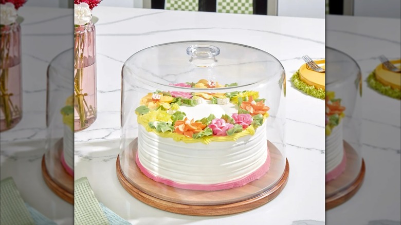 The iDESIGN's wooden cake platter filled with a colorful floral cake