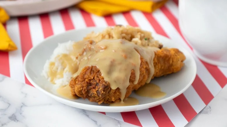 Brown gravy on fried chicken