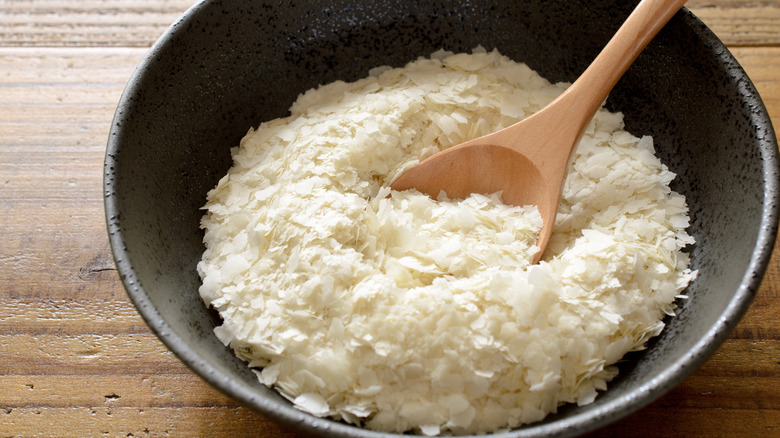 instant mashed potato flakes in bowl