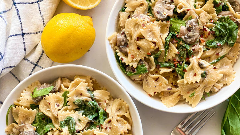 15-Minute creamy spinach pasta in bowls