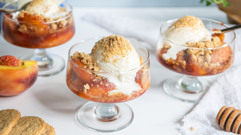peach crumbles in serving dishes with ice cream
