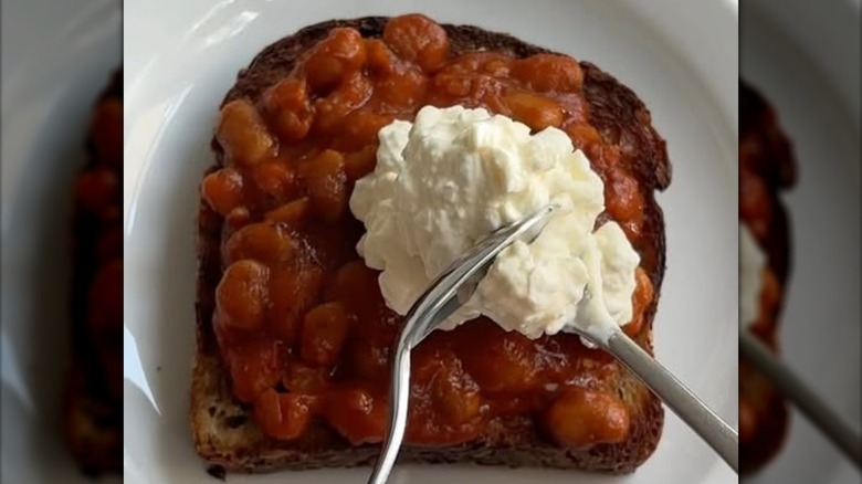 Baked beans with cottage cheese on toast