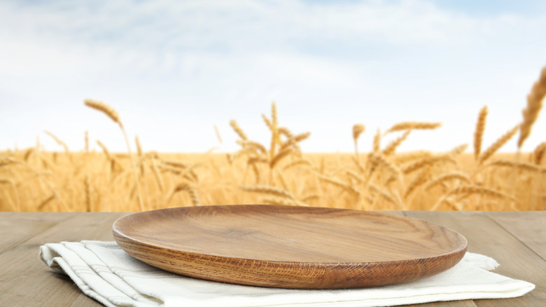 empty wooden plate outdoors