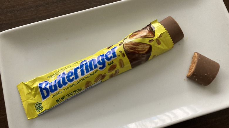White plate with Butterfinger bar displayed