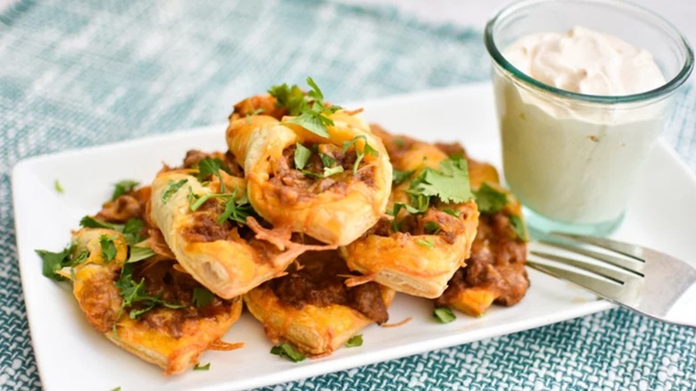 Cheesy puff pastry snacks with creamy dip