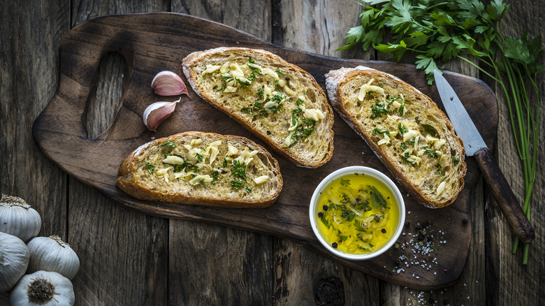 garlic bread on cutting board