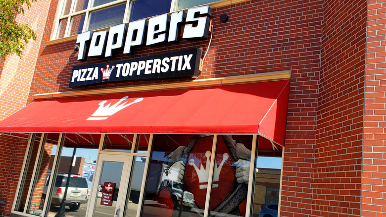 Front of a Topper's restaurant