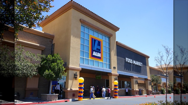 Aldi storefront daytime