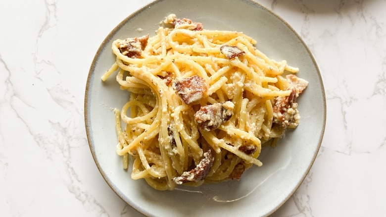 plate of spaghetti with carbonara sauce