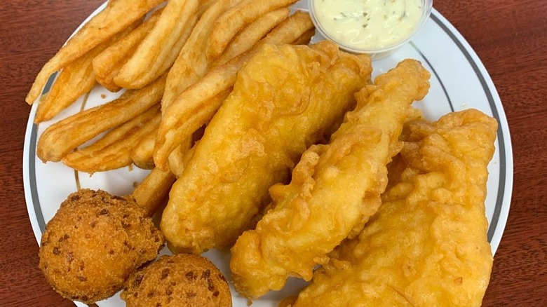 Arthur Treacher's fish and chips platter