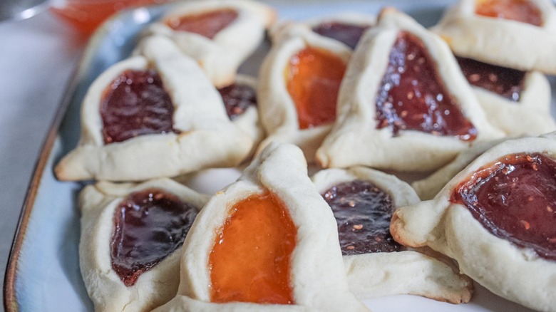 hamantaschen on platter