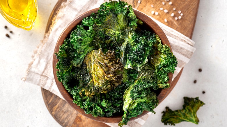 kale chips in wooden bowl