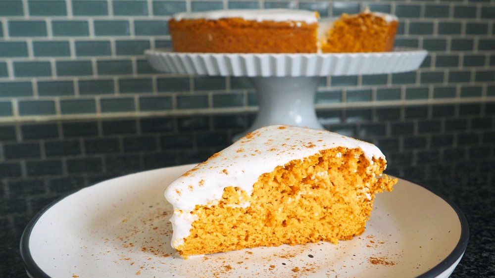 Dangerously easy 3-ingredient marshmallow pumpkin cake recipe