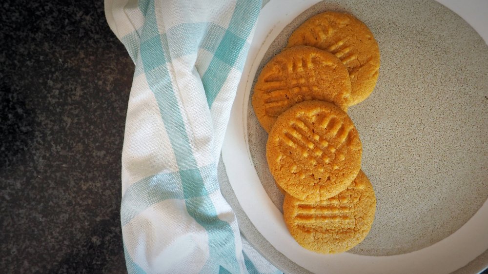 3-ingredient peanut butter cookies 