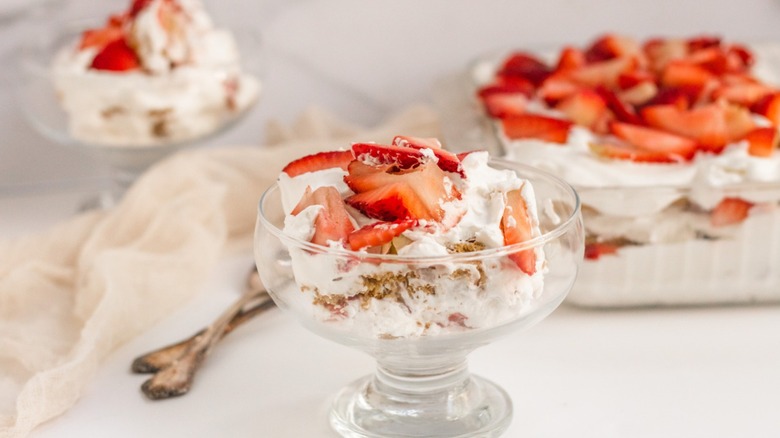 strawberry icebox cake served