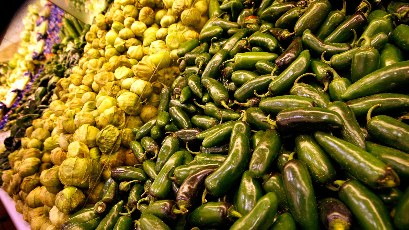 3 Tips To Identify The Spiciest Jalapeños At The Grocery Store