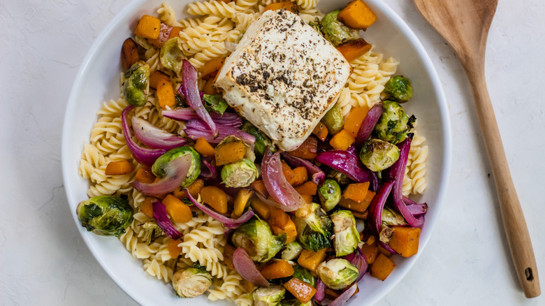 Fusilli with feta and vegetables