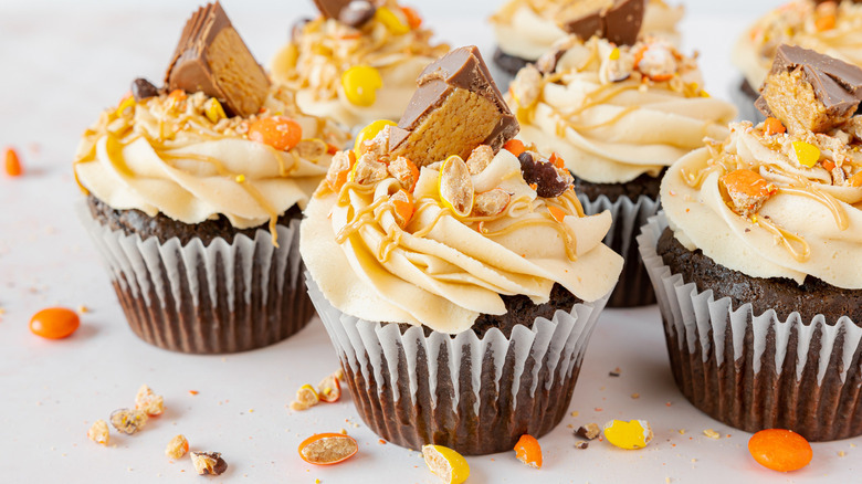 Chocolate peanut butter cupcakes with Reese's
