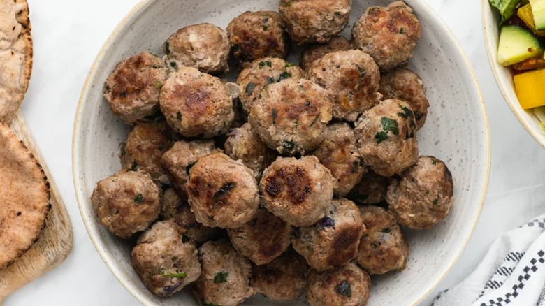 Meatballs on a plate with pita and salad