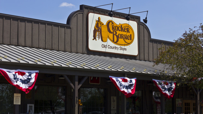 Cracker Barrel restaurant exterior 