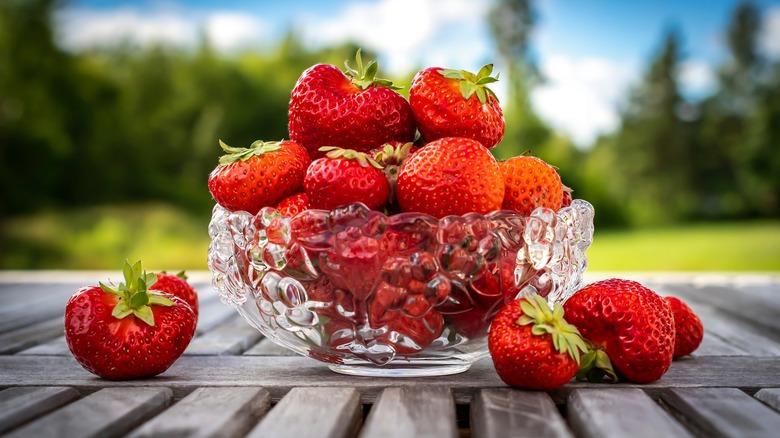 bowl of fresh strwberries