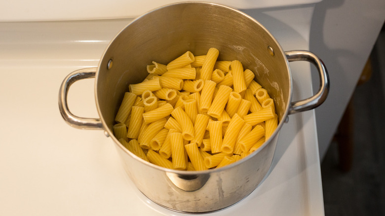 cooked rigatoni in medium pot