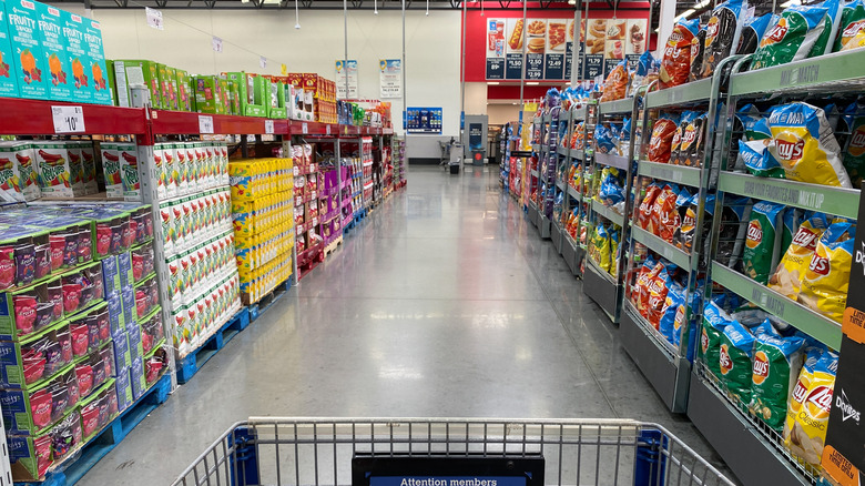 Sam's Club shopping cart traveling down the snack aisle